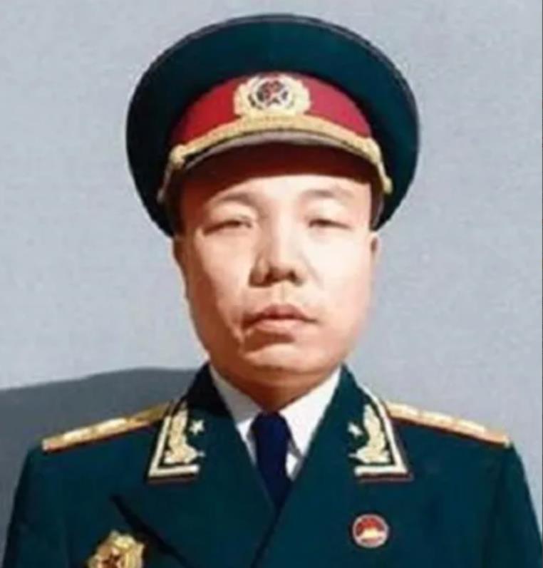 1935年，红军干部在筹集粮食时，被藏族土司抓走，政委萧华去谈判，土司却说：“留