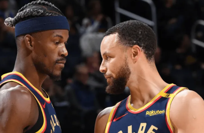 勇士官方今日公布了球队与国王比赛的伤病报告。
其中斯蒂芬-库里（生病）和吉米-巴