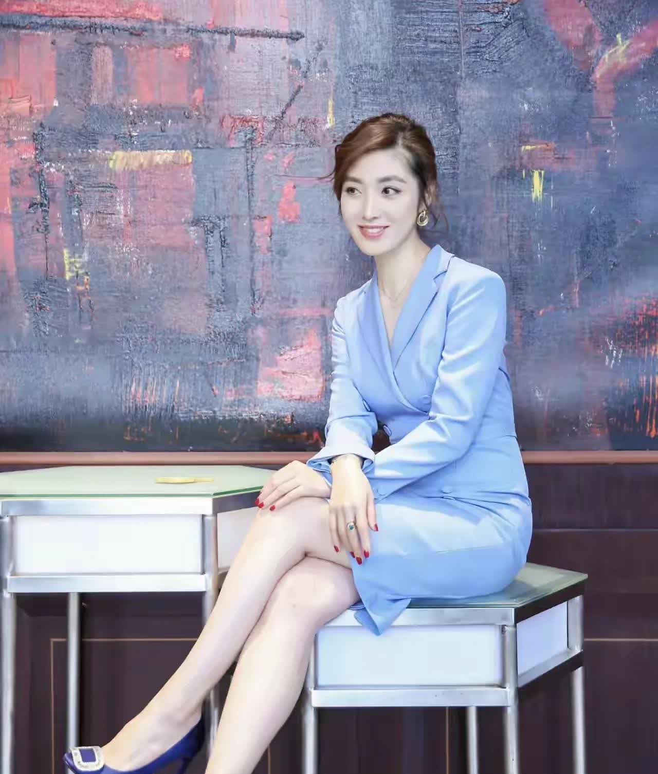 这位主持人，看起来比周涛还美，还有气质，你知道她是谁吗？