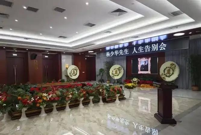 刘惠含泪送别杨少华！一句“小毛病”暴露真实老艺人，原来我们都误会他了…
“都说杨