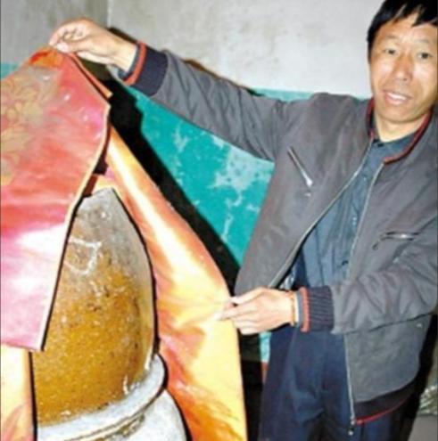 2000年，江西一位农民去世后，他的儿子将遗体放进了一口大缸，村民们纷纷指责他不