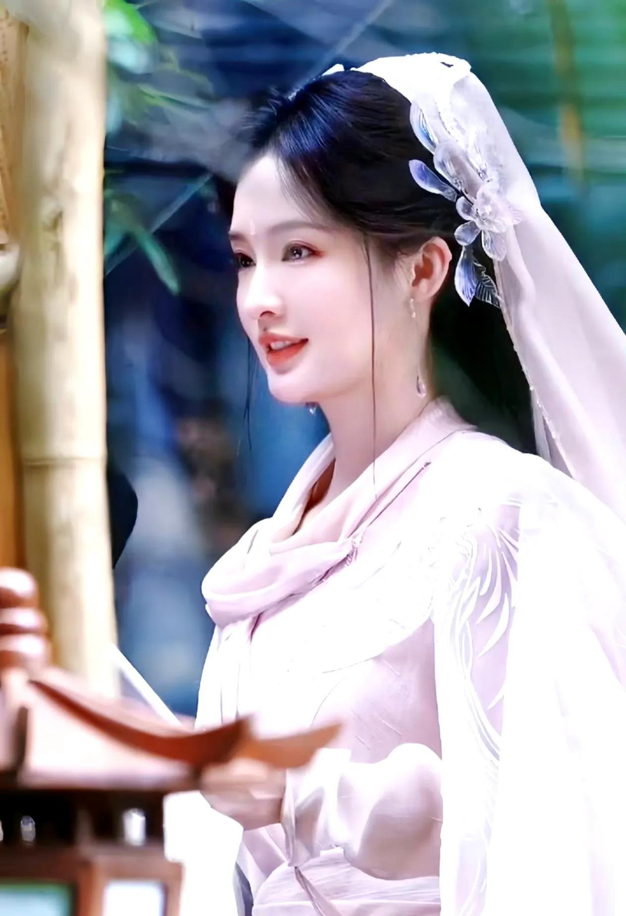 李梦回应合照，盛赞李沁多年绝美