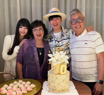 一张全家福，解锁林俊杰的人生新角色！带小21岁的才女女友亮相母亲寿宴，这场“半官