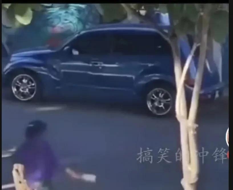 今天刷到个视频可太让人感慨了！
视频里一女的拿着酒瓶就砸往来的车，那些司机呢，居