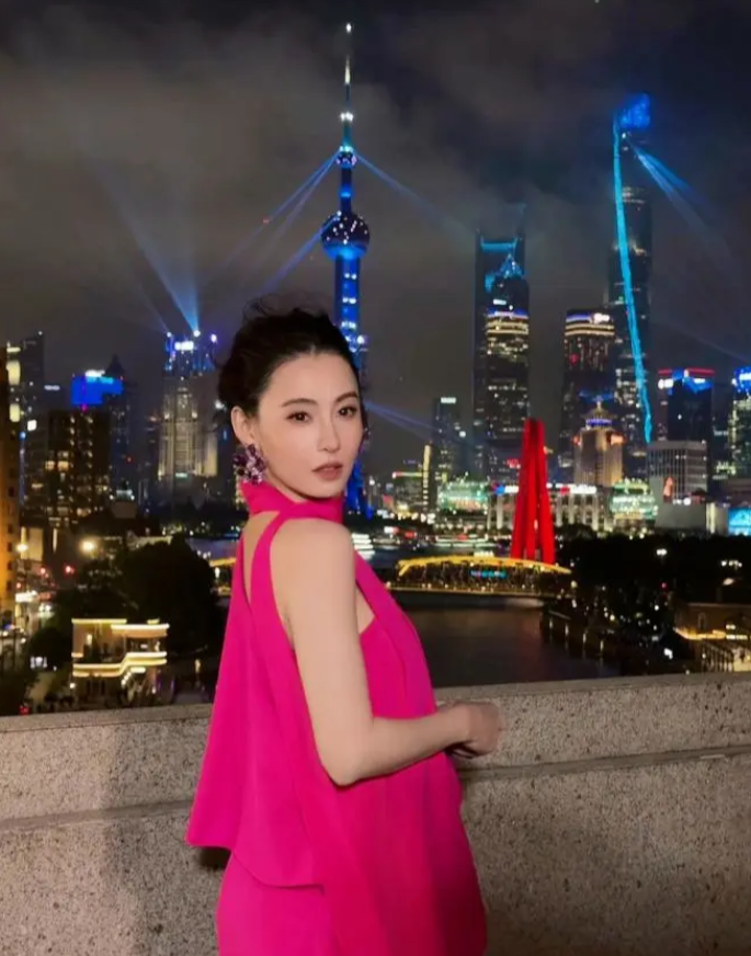 44岁的张柏芝天台夜景氛围感照片
