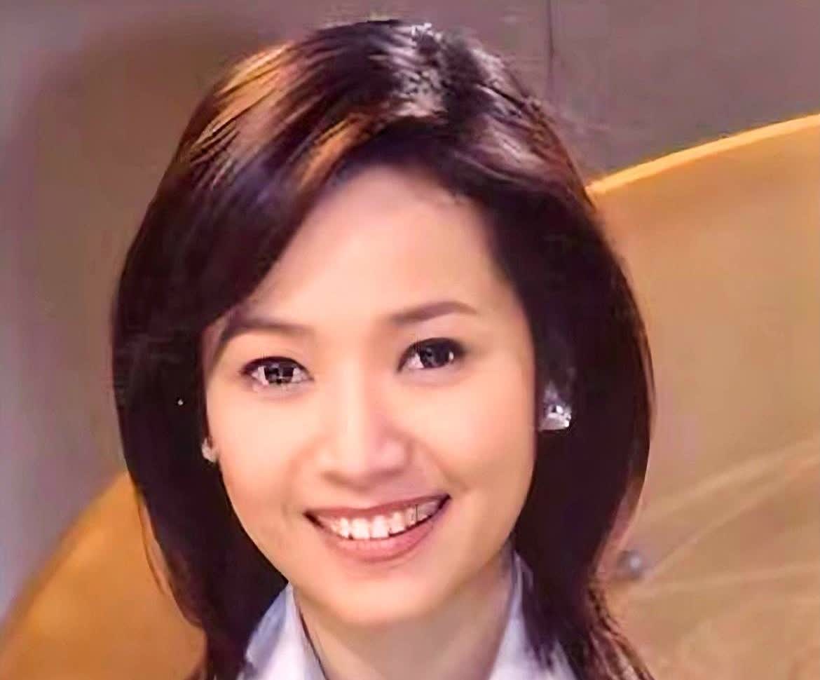 我给俺奶看了侯佩岑妈妈年轻时的照片

俺奶久久不说话，沉默了许久

突然