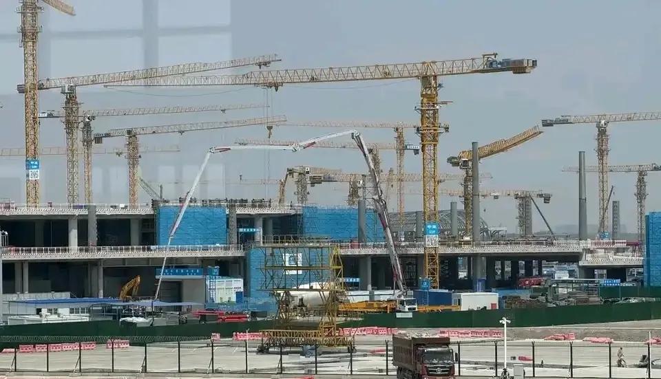 济南遥墙机场二期建设工地，吊塔如林，十分壮观。建成后是全国前十机场，山东第一大机