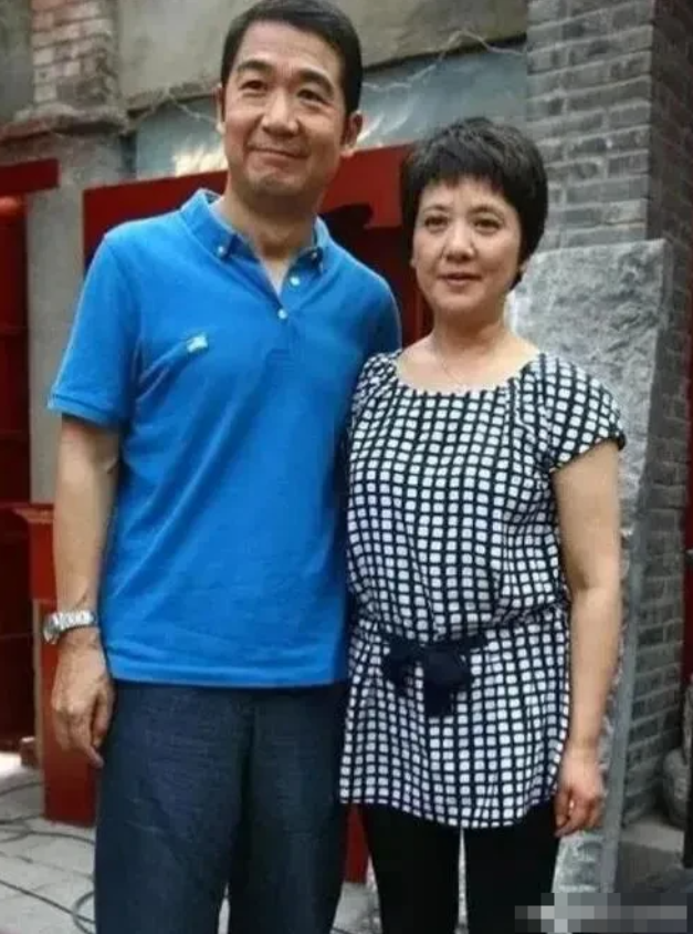 一晃眼，这对明星夫妻也老了，老成了我们普通人的样子了。不美颜的邓婕，很真实，毕竟