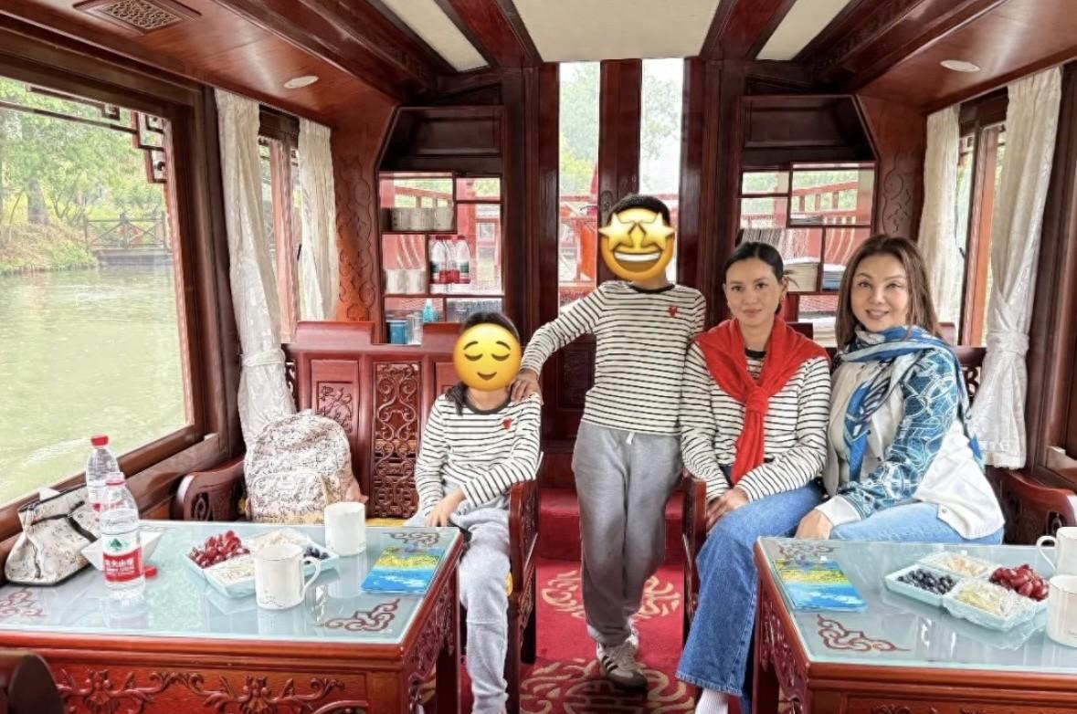 谢玲玲三代同堂畅游杭州，西溪泛舟尽享天伦诗意
林建岳的前妻谢玲玲，离婚后的生活可