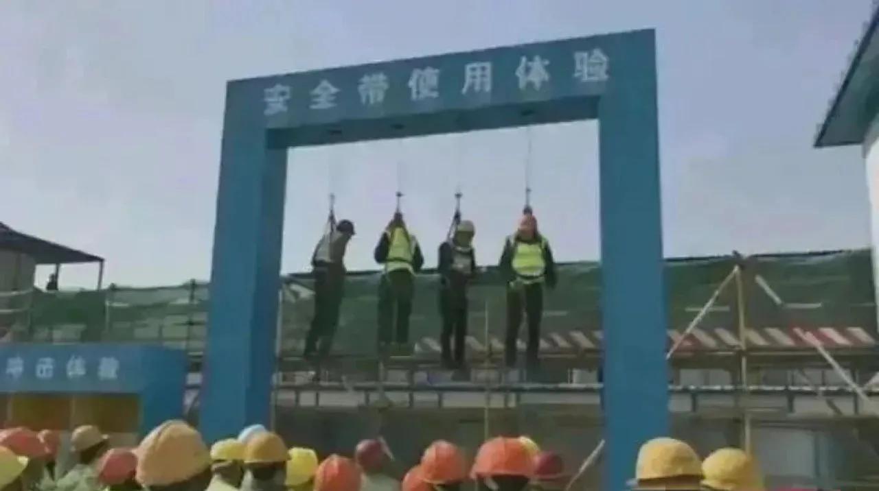 我以为
这四个人
因违反安全条例被绞死了呢