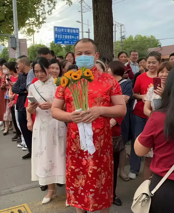 今天开始全国高考了，高考陪考家长的着装还挺有讲究。避免花哨暴露的服装，不然分散孩