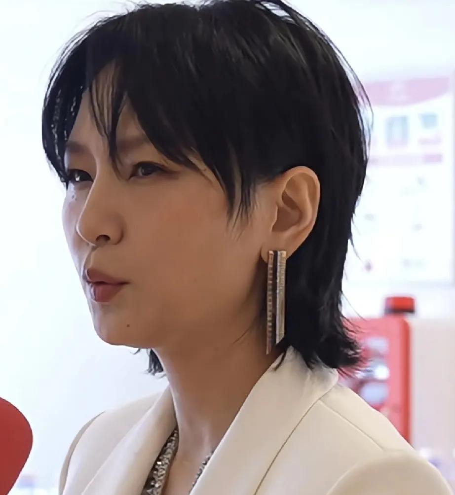 这是周笔畅？感觉和年轻时两模两样了。#周笔畅#