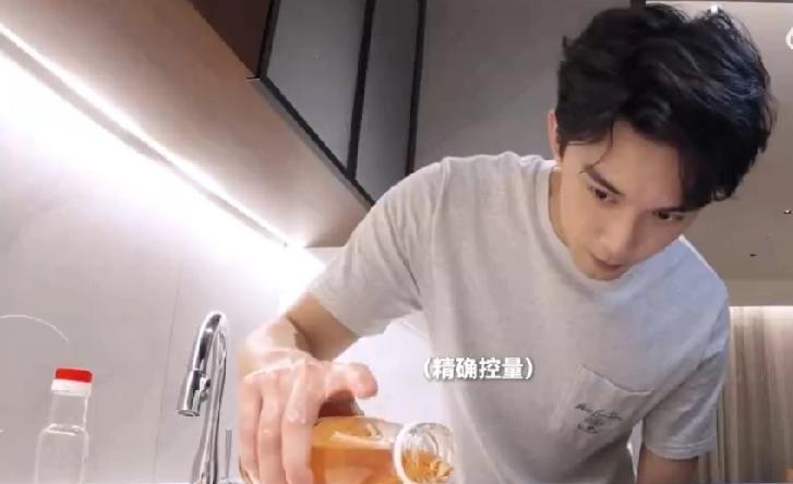吴磊中秋vlog太会玩！靠“胡子生长”反差破圈，把烘焙做成创意盛宴
#吴磊中秋v
