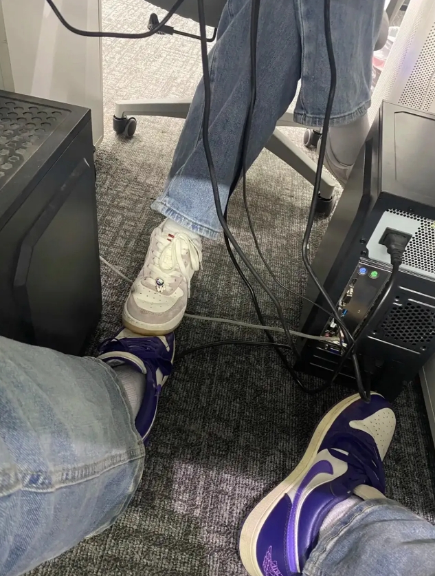 女同事上班怎么总踩我的鞋