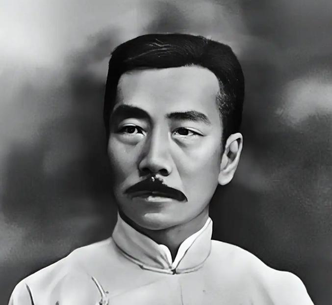 1932年，右腿负伤的陈赓秘密拜访鲁迅，两人促膝长谈许久。



1932年11