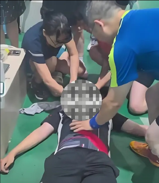 “冤不冤！”北京，男子午休期间，陪公司领导打羽毛球，下场休息时却突然倒地，送医后