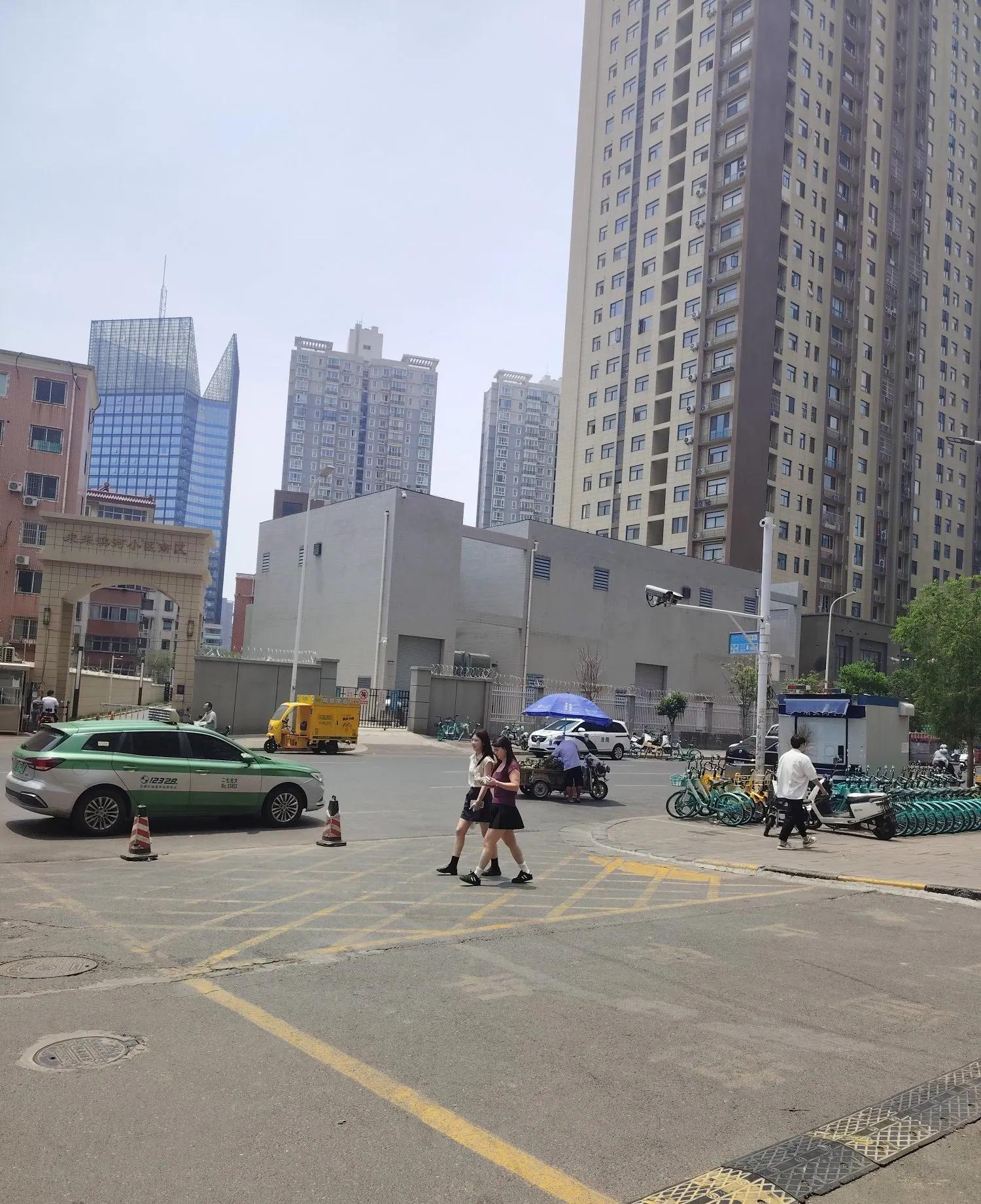 现在的人们挣钱太不容易了。



炎炎烈日下，郑州市金水区黑朱庄路口，一桩寻常的