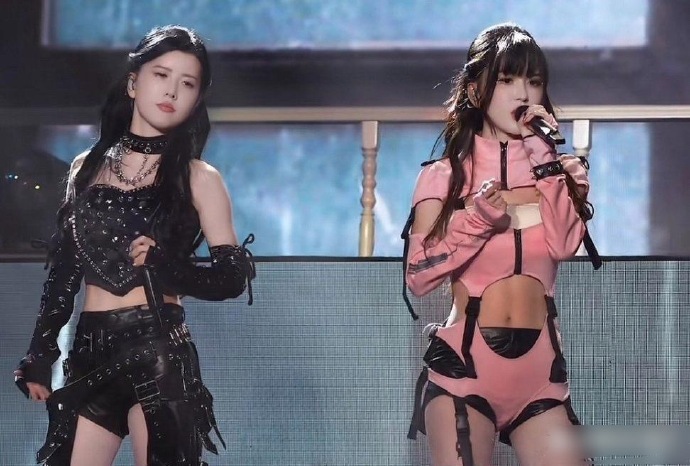 看了By2的这演唱会服装，真的是绷不住了，以前还不觉得，这次是正儿八经的明白了如