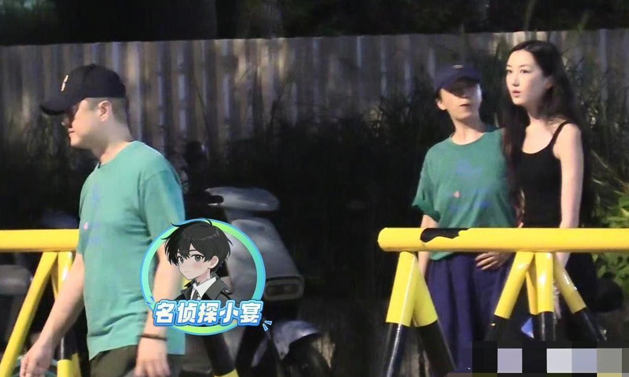 李亚鹏带闺女李嫣参加聚会！结果李嫣在门口抽起了电子烟！妈呀！看她那抽烟的架势，感