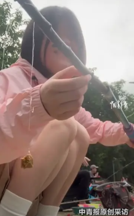 “这就是命啊！”6月2日，四川成都，一女子看见河边有人钓鱼，于是突发奇想，随手用