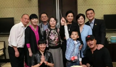 2015年，刘嘉玲终于实现了当“妈”的愿望，虽然这个妈是干的。但对干儿子那是真的