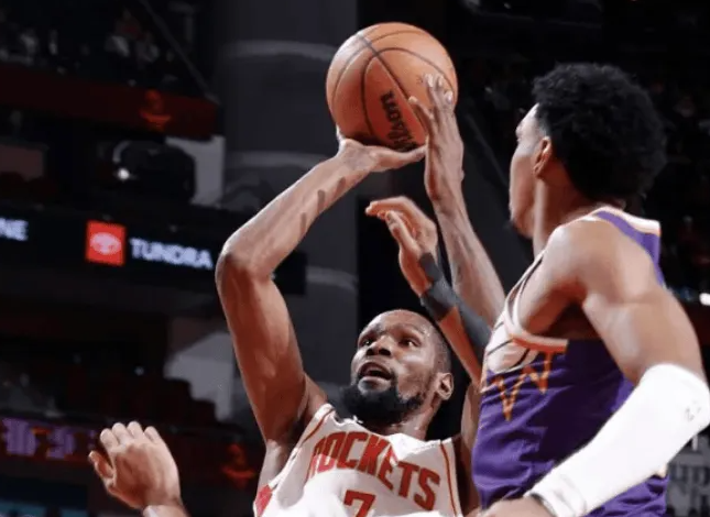 NBA常规赛，火箭对阵太阳德比赛正在进行中。
火箭第二节和第三节一共砍下73分，