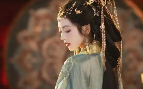 我是从小被往皇后培养的相府嫡女，可是我十三岁时有个小姑娘登门造访 ，说要与我争后位