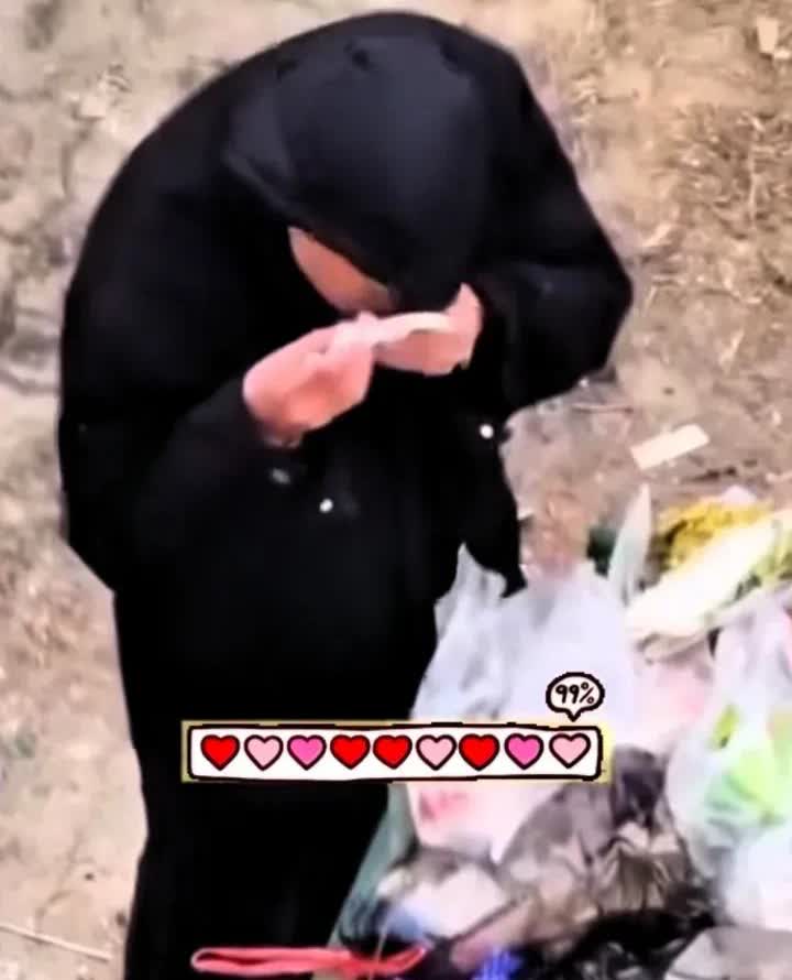 太炸裂了！一男子垃 圾桶里翻卫生巾舔。

一男子正在拉 圾桶里翻垃 圾，身边