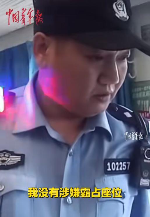 火上人民日报！长途列车上，乘客无奈的站在过道，因为她的座位被一位女乘客霸占了，怎