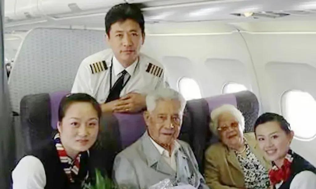 79岁将军乘机，空乘姑娘们为何集体泪目？
舷窗边，79岁的张铚秀老将军紧握老伴的