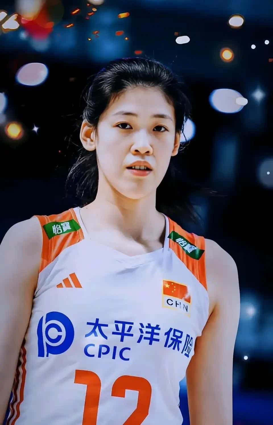 必须李盈莹呀！无论从哪方面讲!
李盈莹扣高可以多次达到3.0+米以上，最高扣高