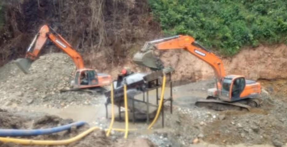 在德昂军控制区勐娥镇的夸萨兰村，当地人正抗议北掸邦军对金矿的开采。此前德昂军也在