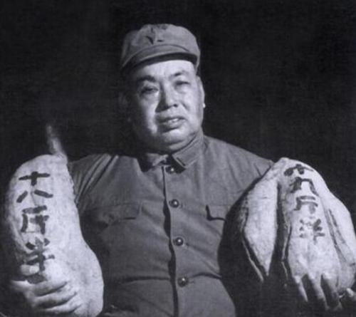 开国将军许世友酒龄高达73年，他平均一天就要喝掉一瓶茅台酒，换句话说许将军是当之