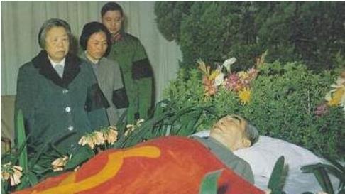 1975年，周总理在生命的最后时刻，虚弱却坚定地对妻子邓颖超提出了一个特殊的请求