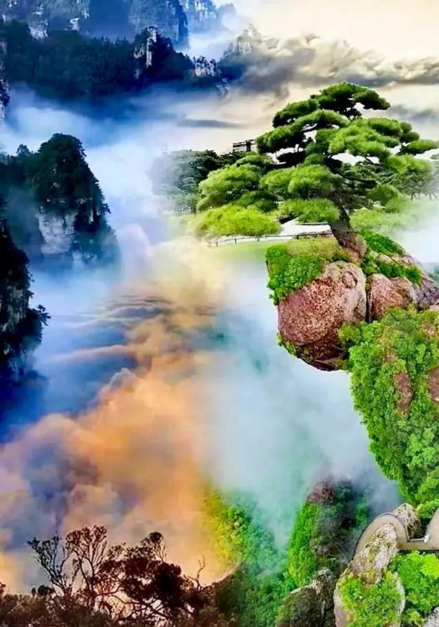 《随笔》
晴空云影美自然，
云雾缭绕天悠闲。
人间仙境韵味足，
如诗如画如梦幻…