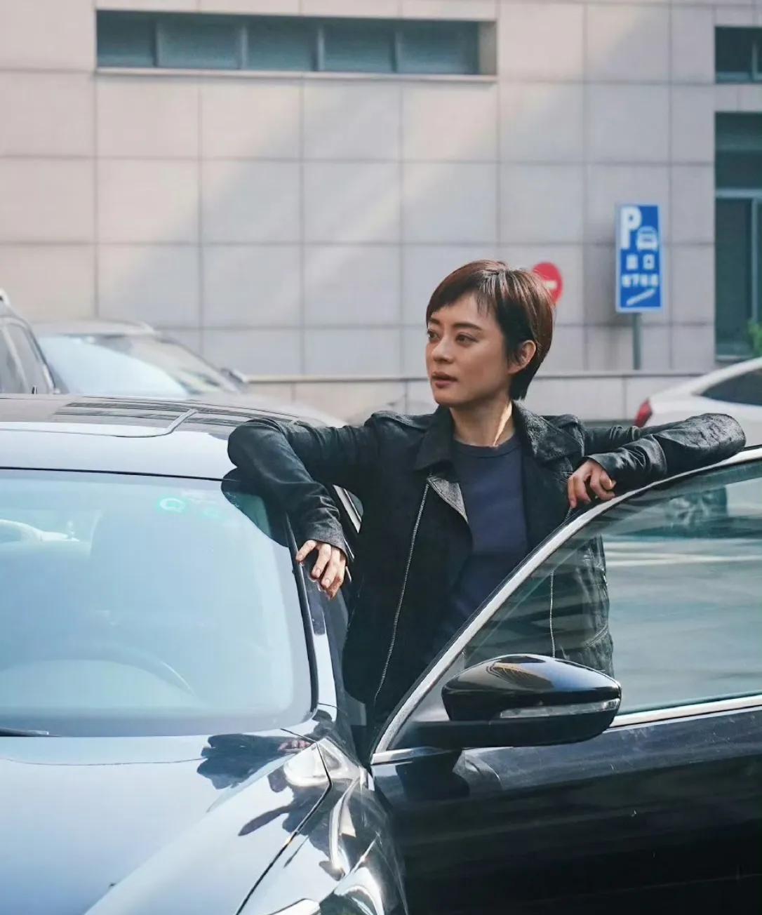 #孙俪单手倒车入库# 孙俪在演绎《乌云之上》角色中，仅用单手倒车入库。原来娘娘是