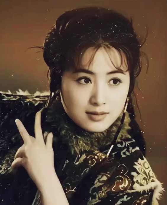 57岁状态太绝了！这气质说是30岁都有人信 年轻时美得惊为天人现在依然优雅大方岁
