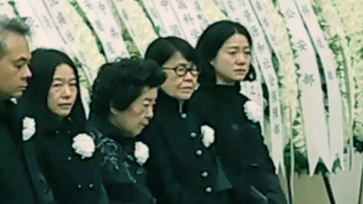 杨振宁离世后，翁帆76岁老母亲现身103岁女婿葬礼，翁帆眼睛都哭肿了