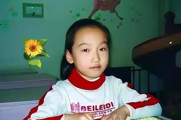 啥？4岁娃也能当兵？内蒙古一对粗心爸妈，忙着赚钱把女儿扔幼儿园，万万没想到，这一