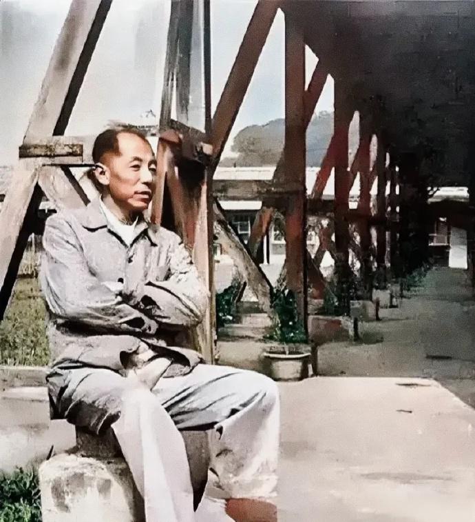 很多人以为软禁就是坐牢，其实不一样。
看这张张学良被软禁时的老照片就知道了，院子