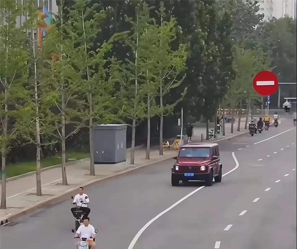 王楚钦被群众拍摄取证举报了？这个角度怎么可能是群众拍摄的，很明显是道路上交警队超