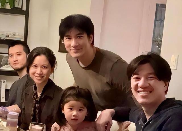 厉害了，王力宏。
哥哥王力德是博士，大嫂是硕士，弟弟王力凯和弟媳是硕士，表哥表嫂