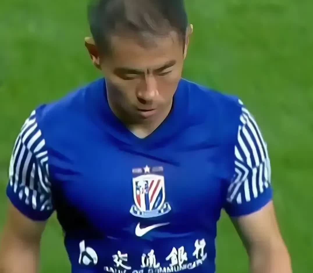 高下立判！真是一代不如一代，19岁的小将刘诚宇还不如36岁的老将于汉超踢得卖力气