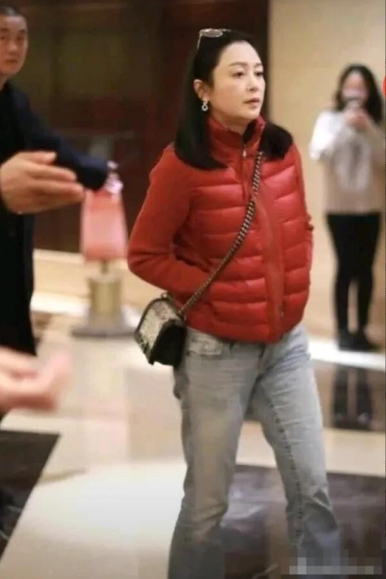 其实明星们离开了美颜和滤镜，一样的普通。就像照片中的女演员，很多人称年轻时的她为