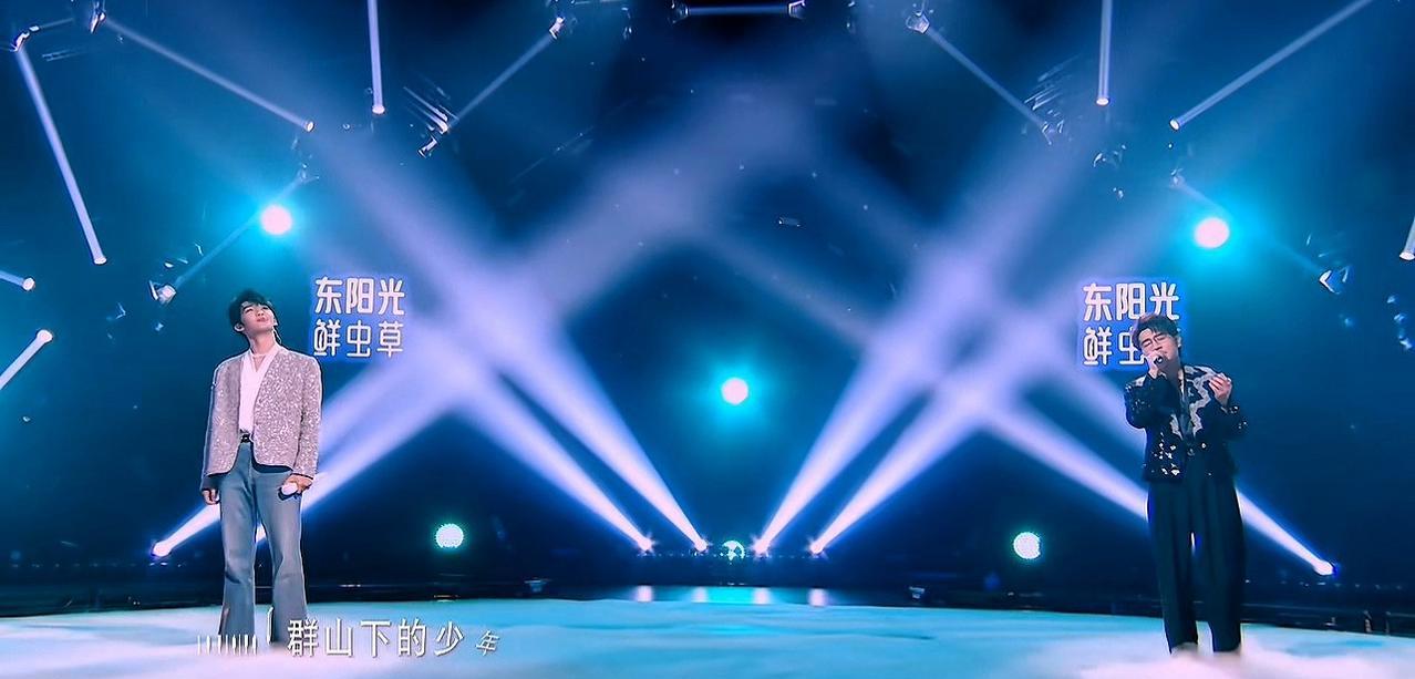 都看中秋晚会没？
同样一首《月亮照山川》，
两伙人唱听出两个意境，
一个是中年人