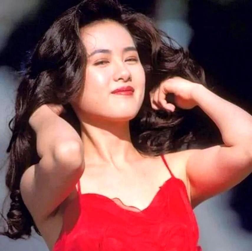 1996年的香港娱乐圈仿佛镀了层金，女星们站在风口浪尖上，一个转身可能就是天翻地