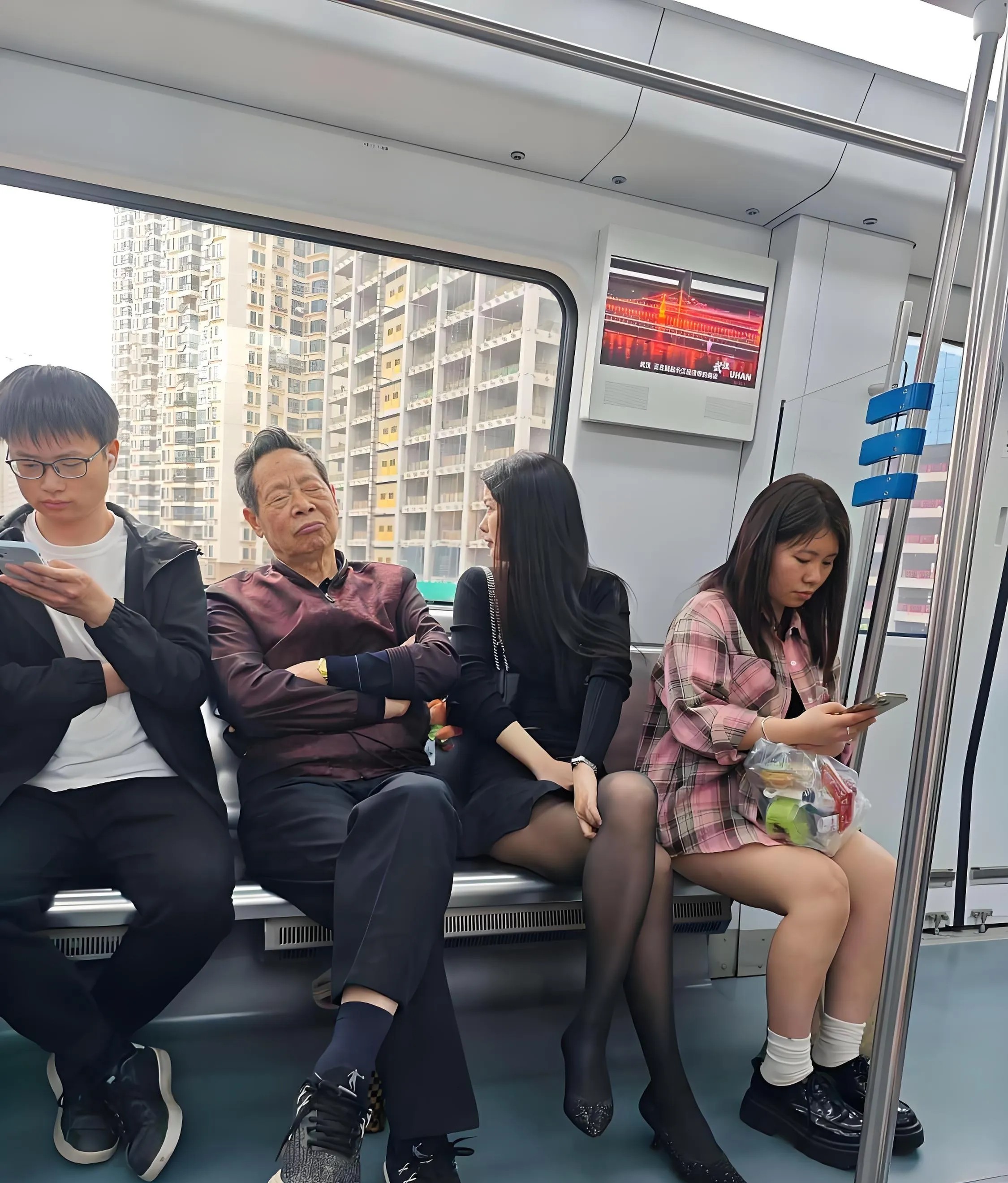 大爷坐不住了，选择了战术性闭眼休息。