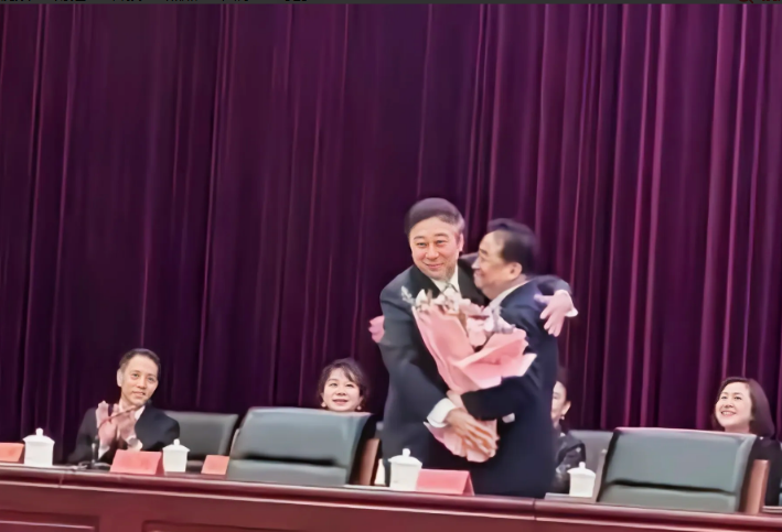 有人吐槽冯巩，能力不如姜昆，说相声不如牛群，求求你不要再担任曲协主席了

有些人