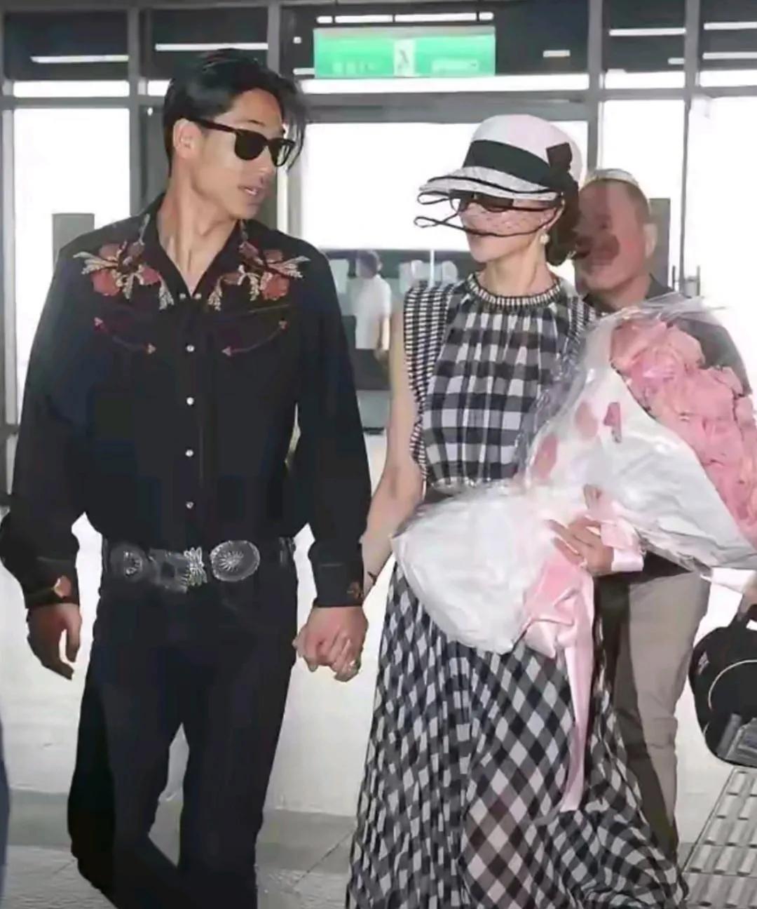 林志玲与老公的机场照美出新高度！
画面中一袭格子裙的林志玲简直就是行走的衣服架子