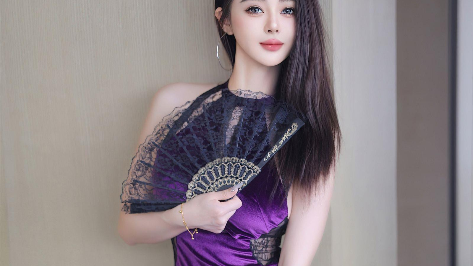 美女壁纸：紫色套装丝袜白嫩玉腿少妇